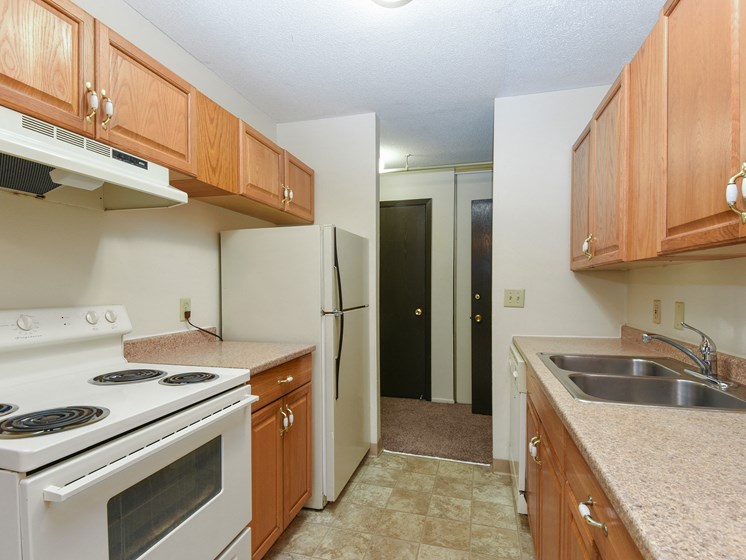 Montreal Courts Apartments | Kitchen