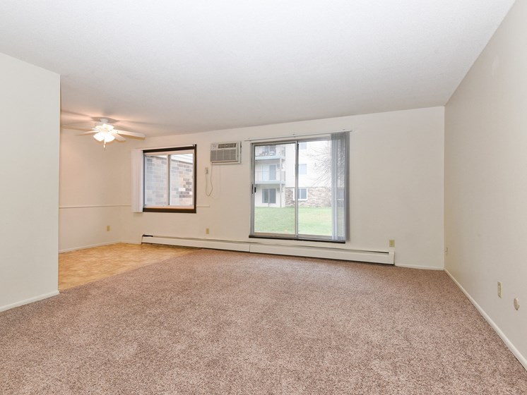 Montreal Courts Apartments | Living Room