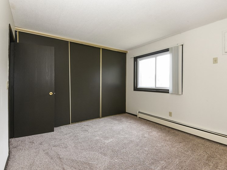 Montreal Courts Apartments | Bedroom