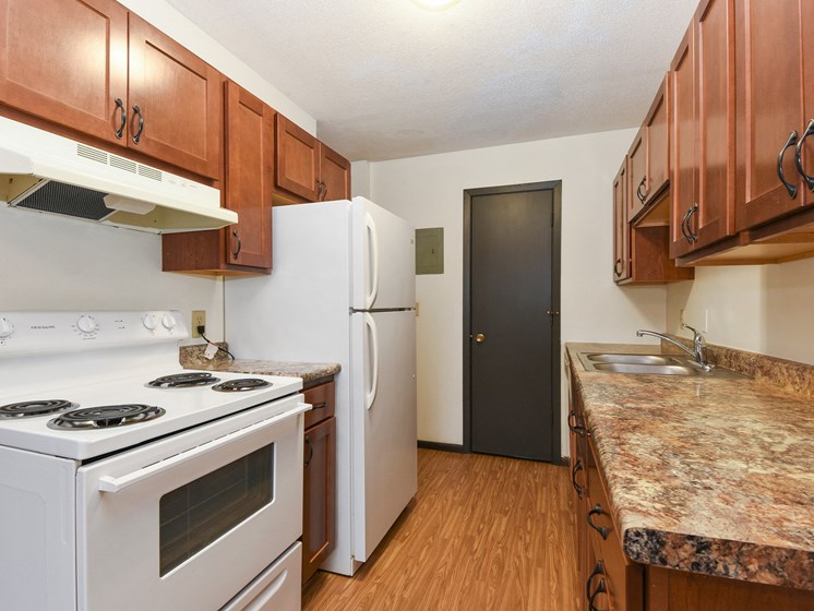 Montreal Courts Apartments | Kitchen