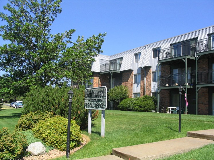 Robinwood Apartments | Coon Rapids, MN
