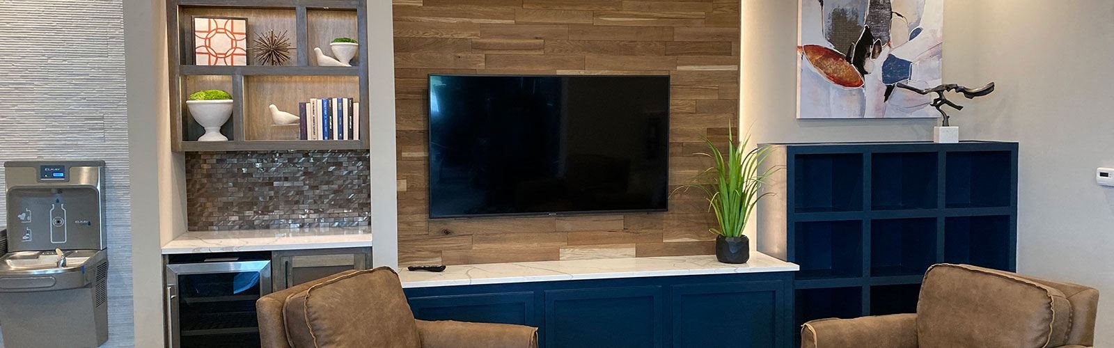 Living Room With Television at One Deerfield Apartments, Mason, OH, 45040