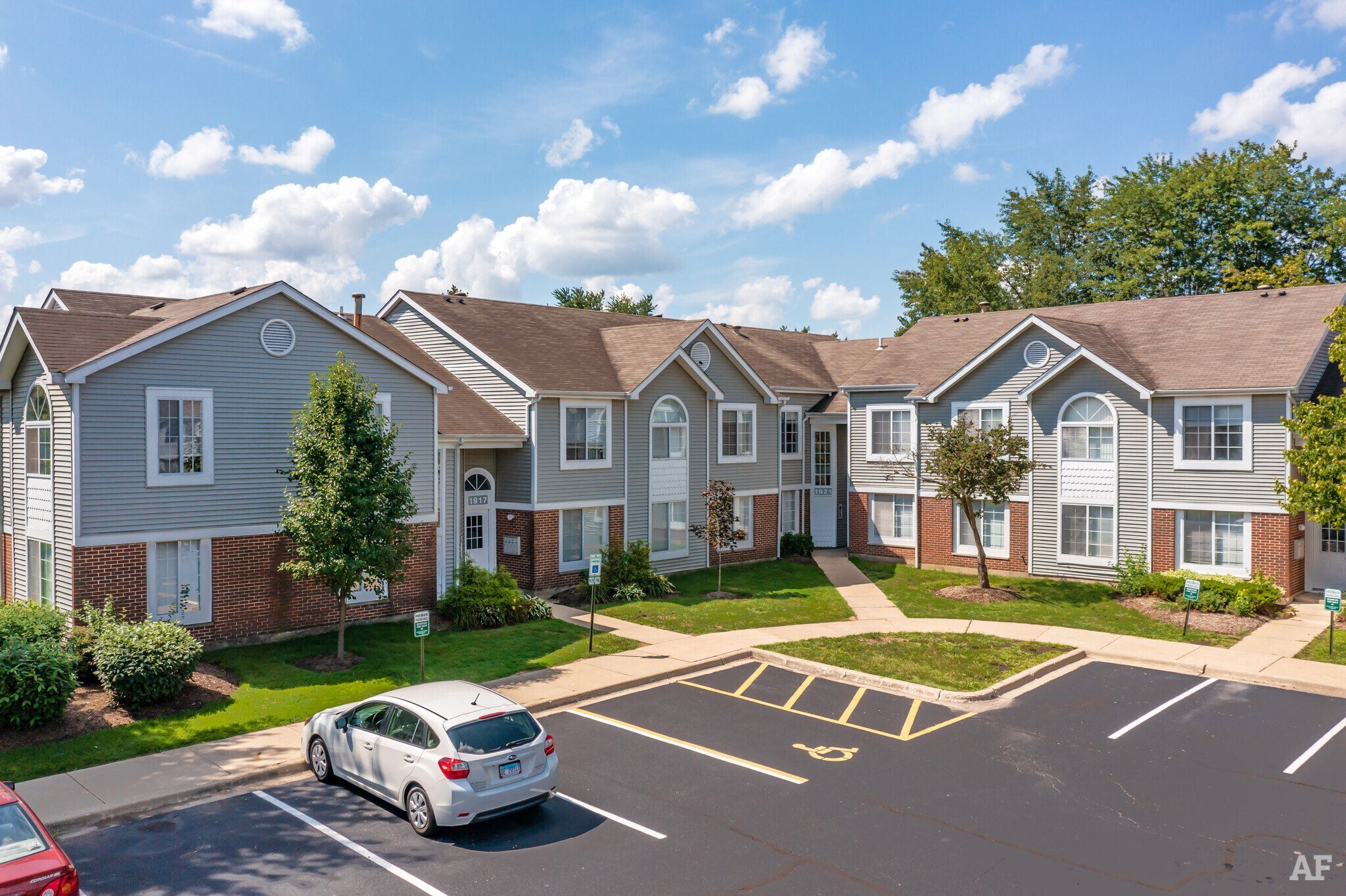 Photos and Video of Savannah Trace Apartments in Schaumburg, IL