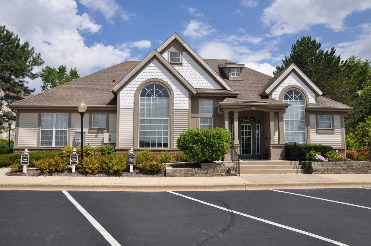 Randall Village Apartments in Crystal Lake, IL