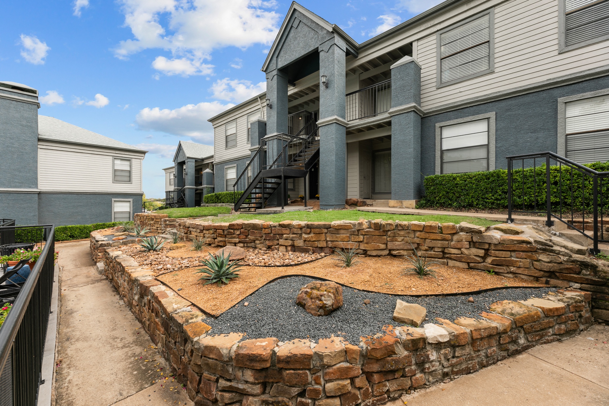 the preserve at ballantyne commons apartments patio and landscaping at 5636 Apartment Homes, Dallas, 75254