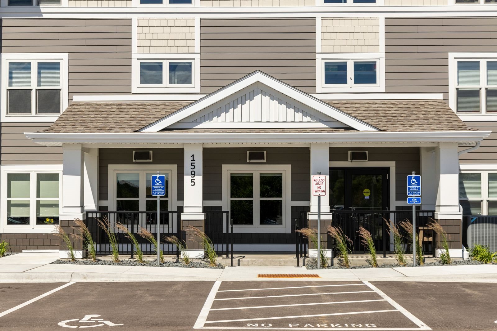 A building with a parking lot in front of it.