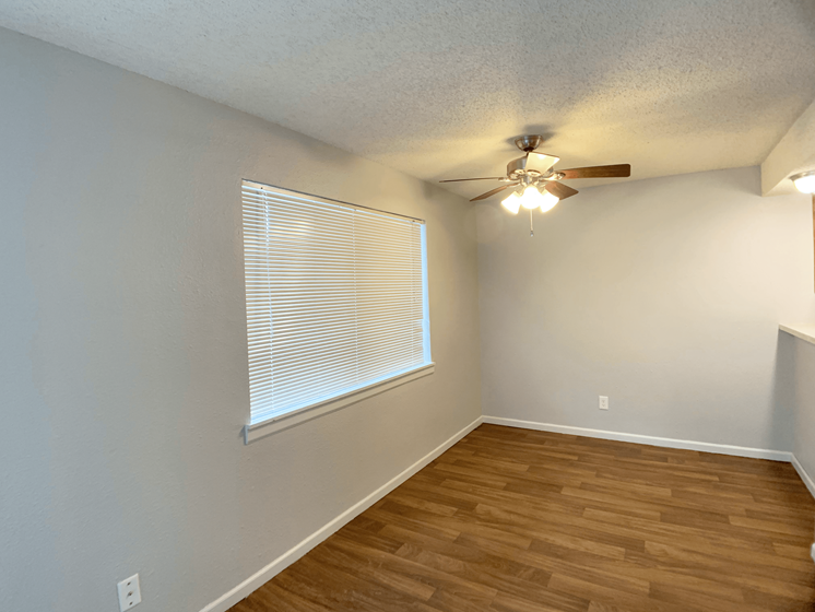 dining room with ceiling fan