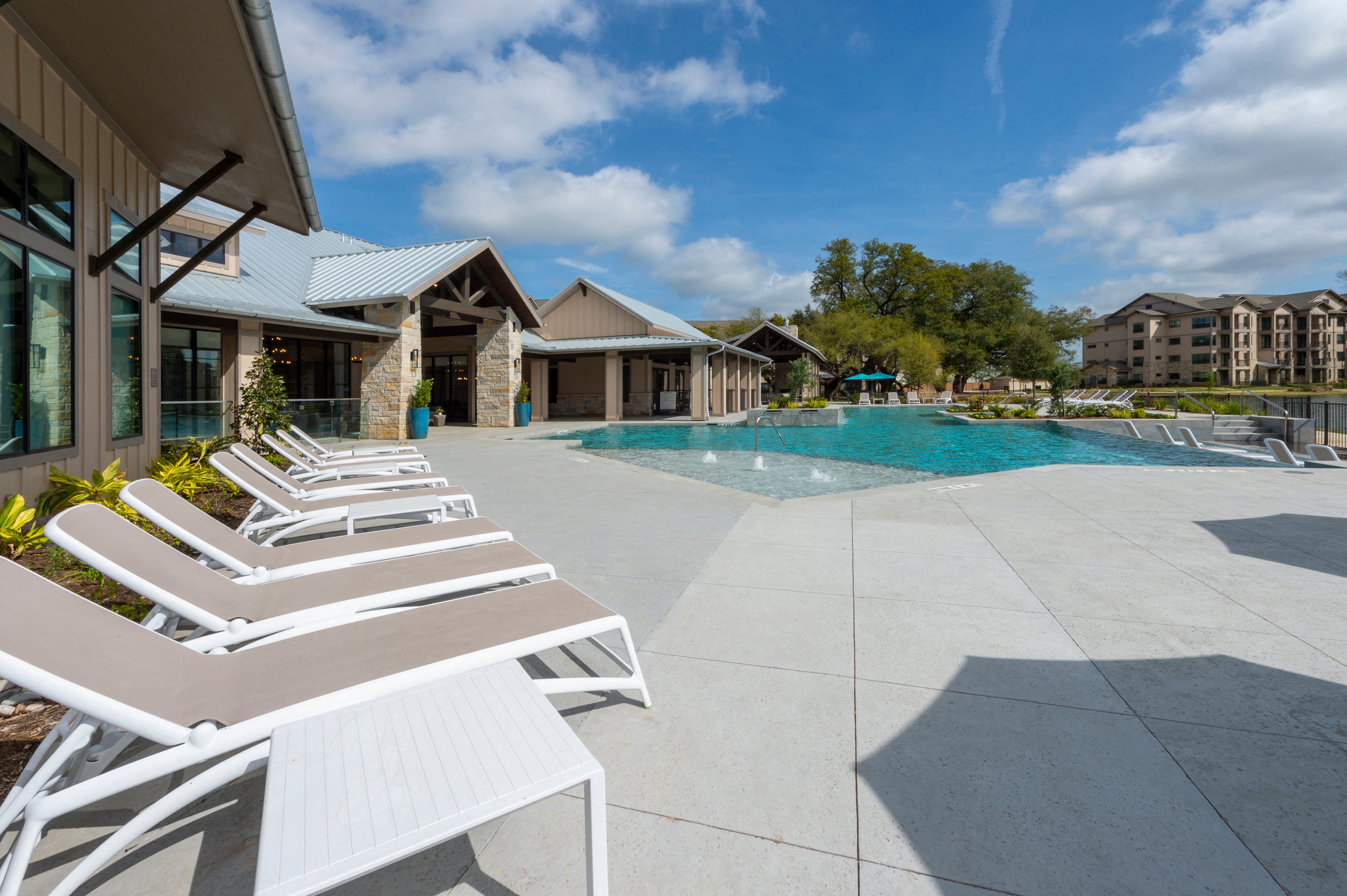 Luxury Apartments in Uptown Dallas | Windsor Fitzhugh | Home