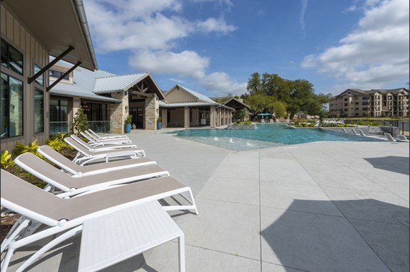 Luxury Apartments in Uptown Dallas | Windsor Fitzhugh | Home