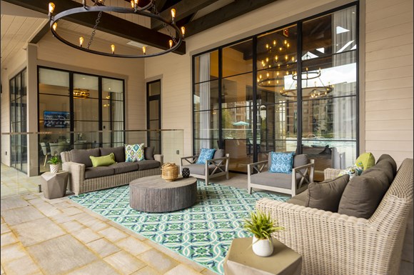 Luxury Apartments in Uptown Dallas | Windsor Fitzhugh | Home