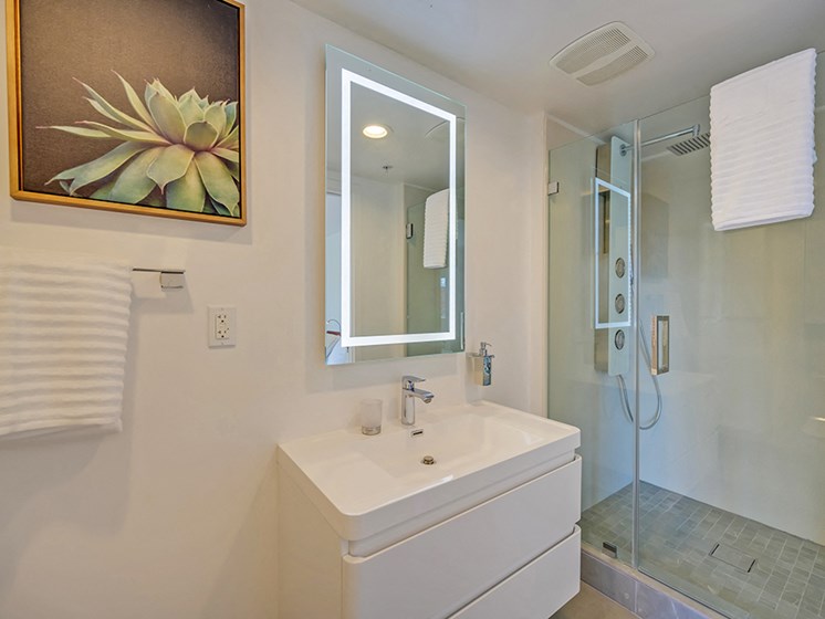 301 Ocean_Unit Bathroom, Santa Monica