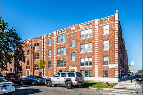 Exterior of  330 N Pine Ave Apartments in Chicago