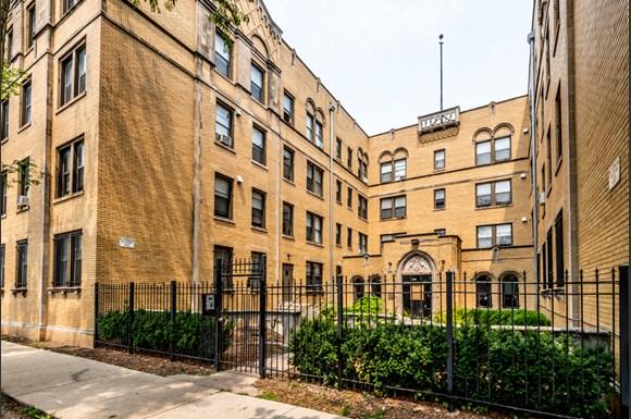 Exterior of 1734 E 72nd St Apartments in Chicago