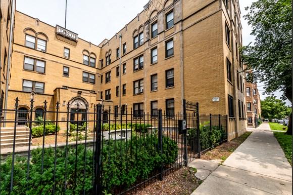 Exterior of 1734 E 72nd St Apartments in Chicago