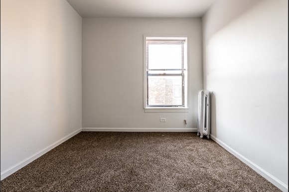 Bedroom of 330 N Pine Ave Apartments in Chicago