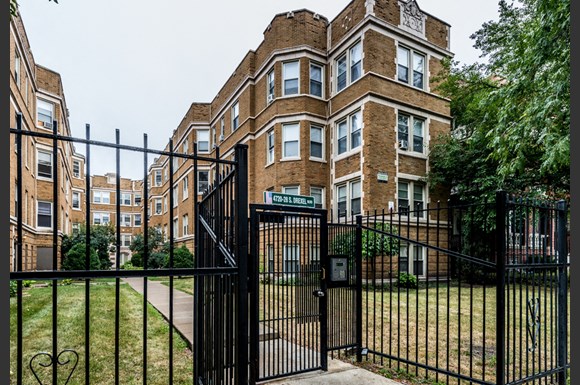 Exterior 4720 S Drexel Apartments in Chicago