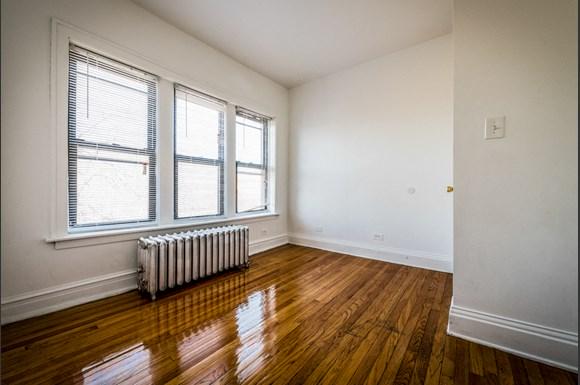 Dining Room of 6400 S Rockwell St Apartments in Chicago
