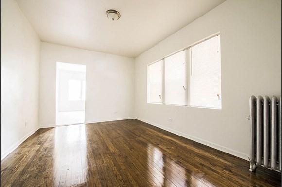 Living Room of 7752 S Cornell Ave Apartments in Chicago