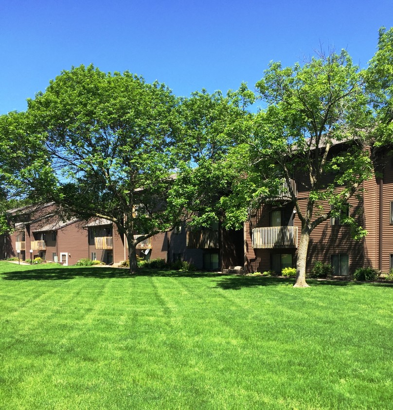 Lush Green Outdoor Spaces at Parkside Manor, Iowa