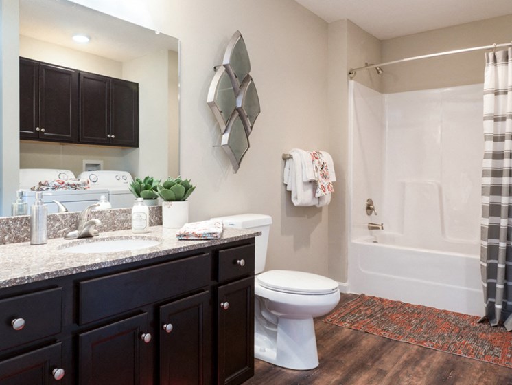 Reynoldsburg OH Apartment Rentals Redwood Blacklick Point Bathroom