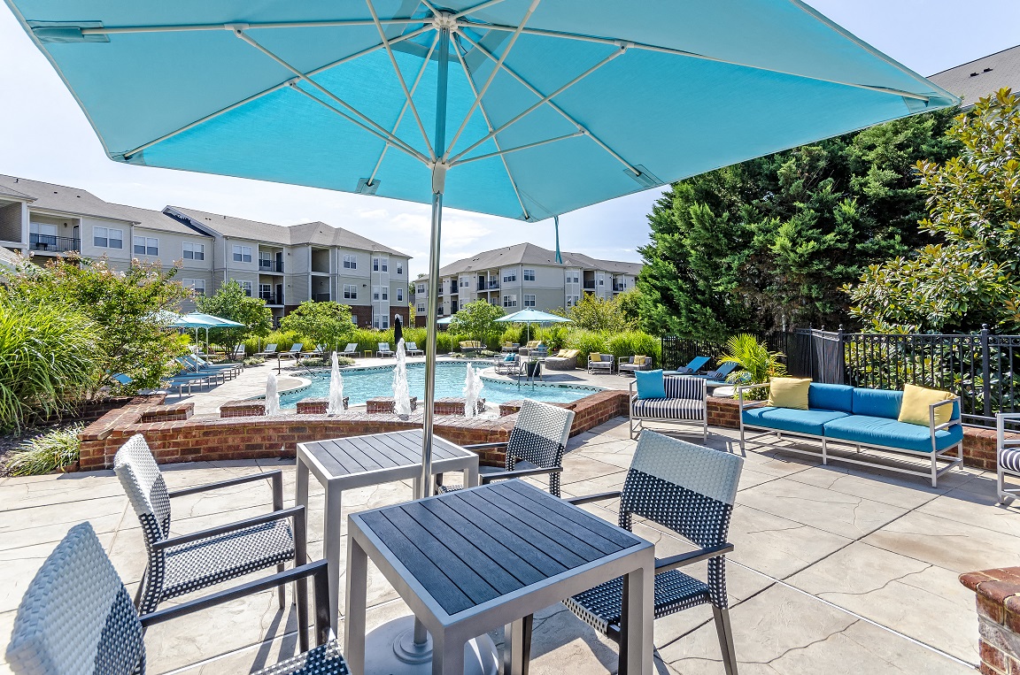 Reserve at Town Center outdoor swimming pool - Sterling, VA
