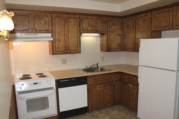Parkview Manor Apartments – Kitchen – Dining – Appliances Included - 24 Hour Emergency Maintenance - Garbage Disposal – Dishwasher - Ask for a Tour - Pet Friendly