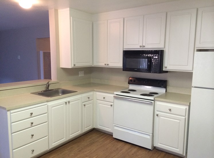 Sterling Point | Davis CA | Kitchen with white cabinets