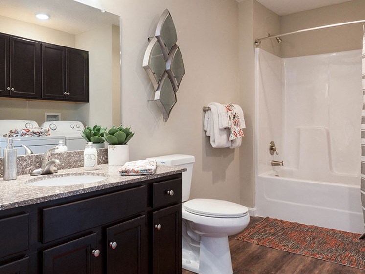 Warsaw Indiana Apartment Rentals Redwood Living Redwood Warsaw Bathroom