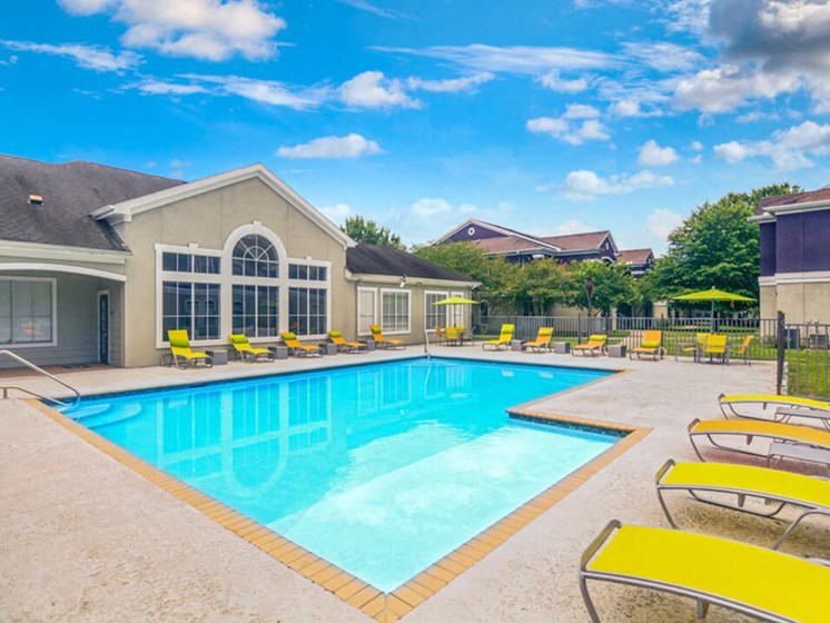 apartment swimming pool in Baton Rouge