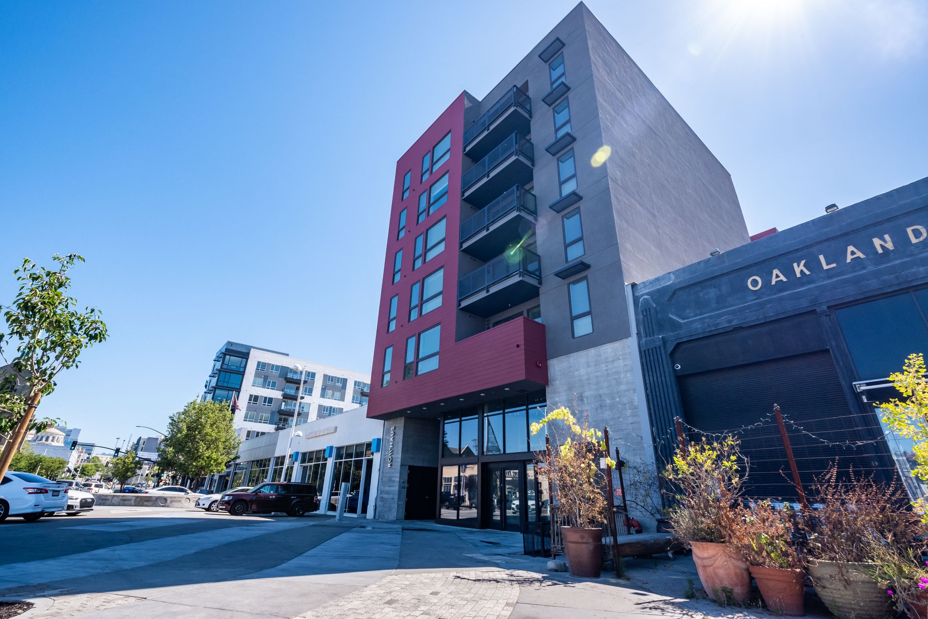 Upland Oakland, CA Apartments – Rowhaus Apartments Exterior Building With a Beautiful Landscaping in the Heart of Uptown