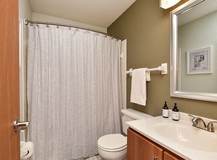 Westwind Apartments - Bathroom