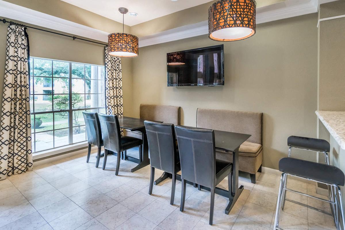 Photos and Video of Live Oaks Apartments in Baton Rouge, LA