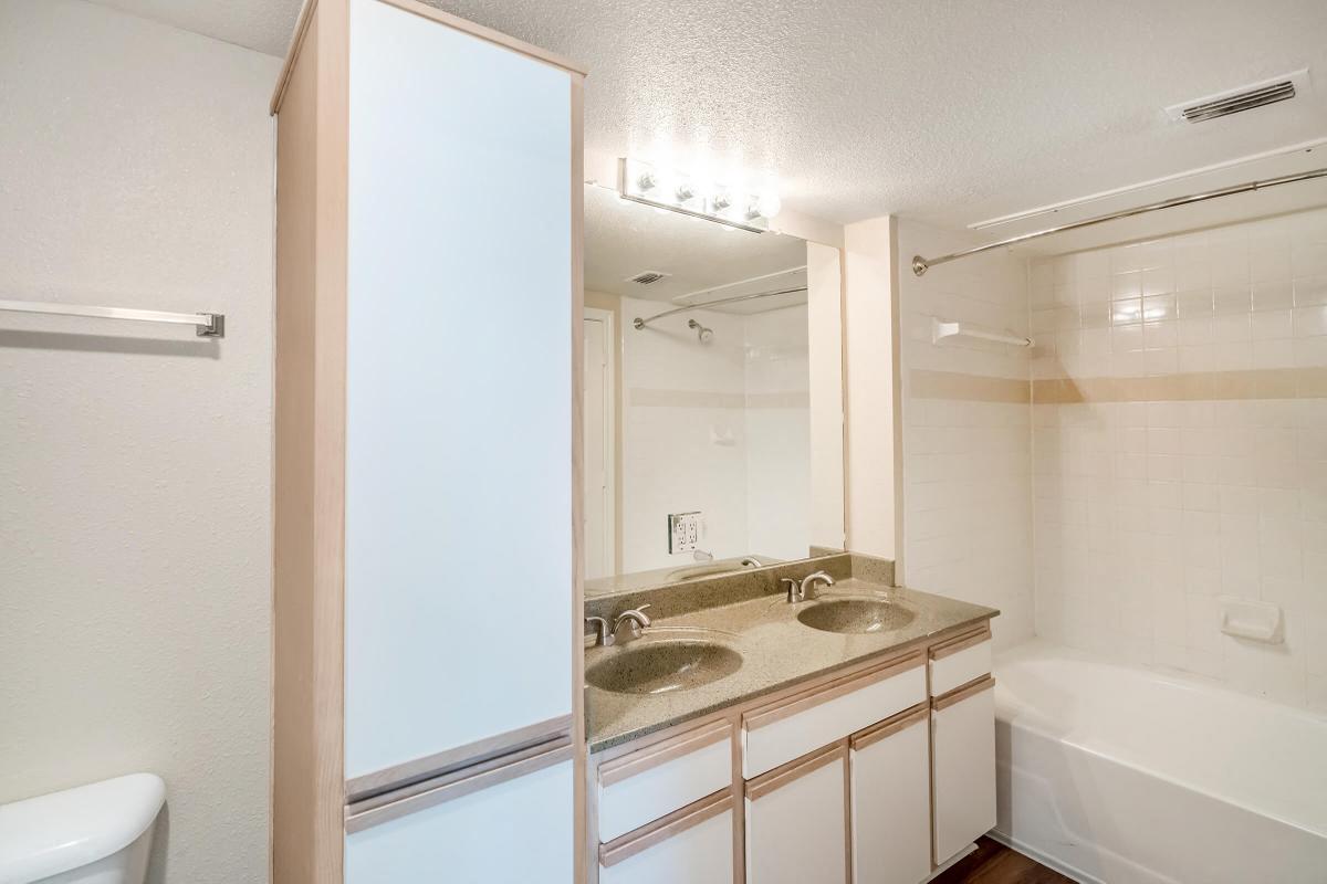 Photos and Video of Live Oaks Apartments in Baton Rouge, LA