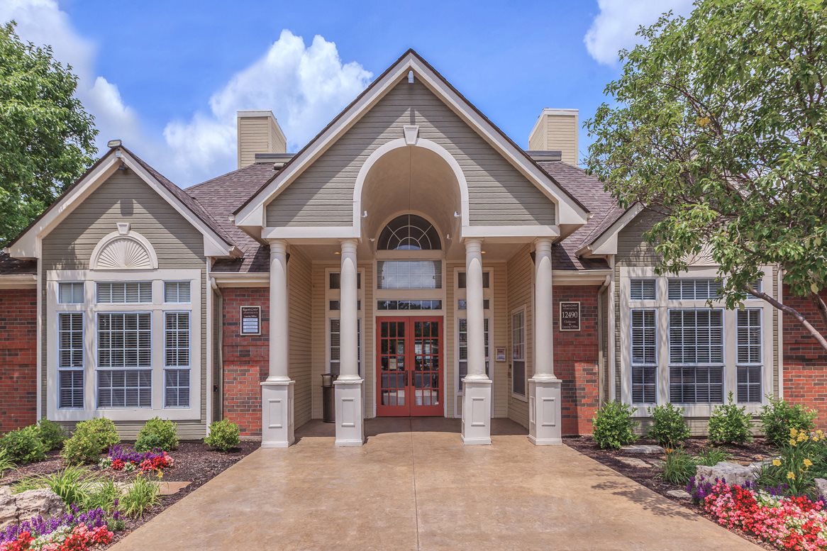 Stonebriar Apartments in Overland Park, KS