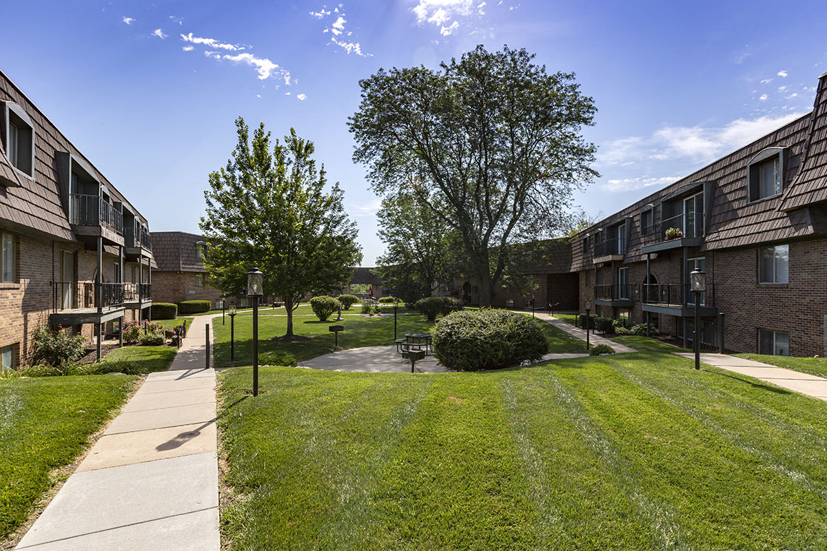 Four Seasons Apartments Courtyard
