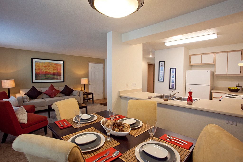 The Crossings 2x1 dining room and kitchen Two Bedroom Apartment in Eugene