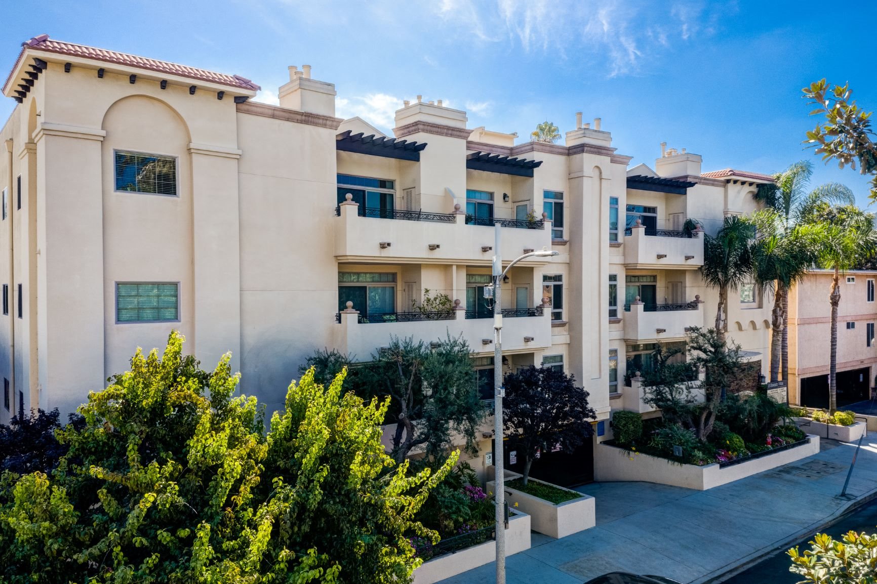 El Dorado Villas Apartments in Sherman Oaks, CA