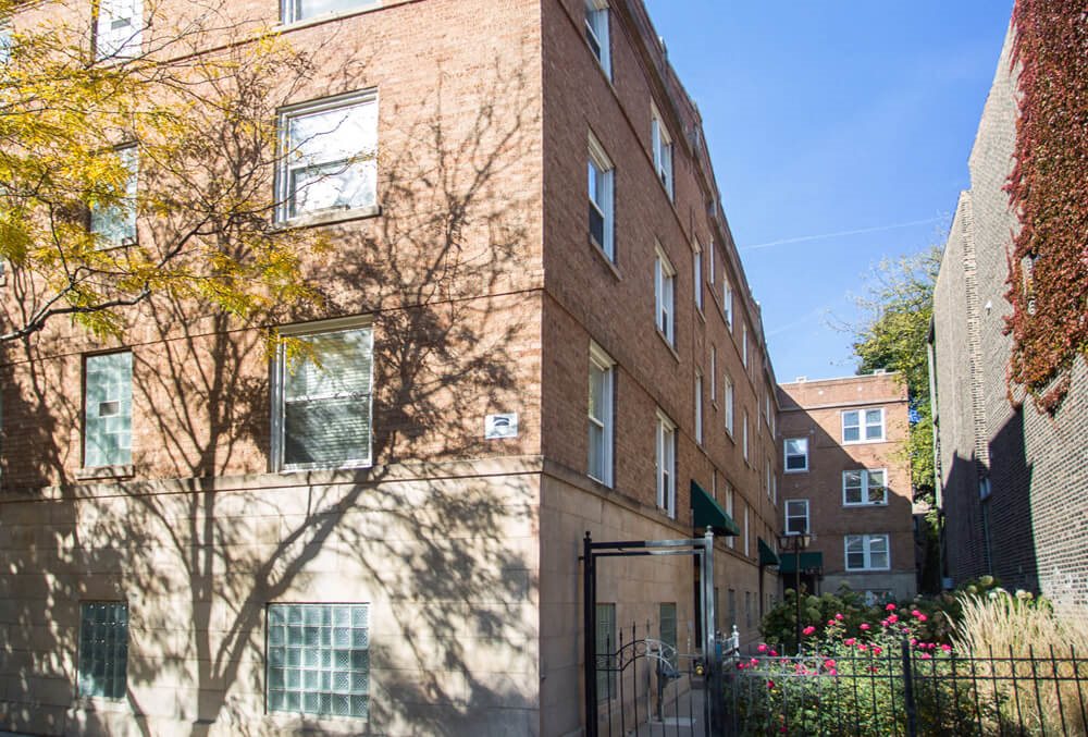 Photos and Video of Barry Court 722 W Barry Ave in Chicago, IL