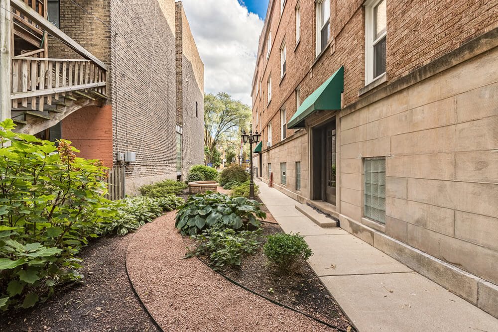 Photos and Video of Barry Court 722 W Barry Ave in Chicago, IL