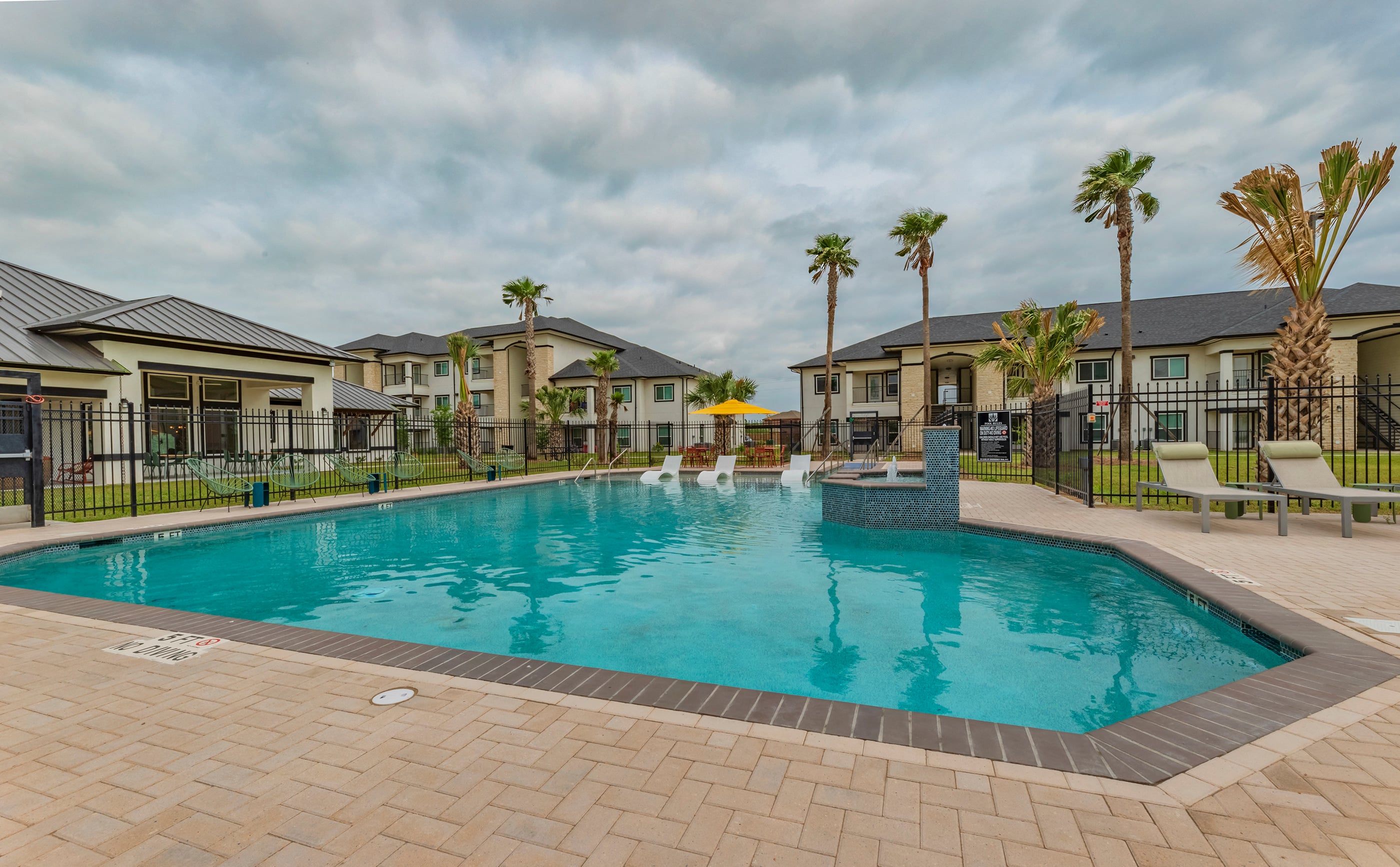 La Sienna Pool