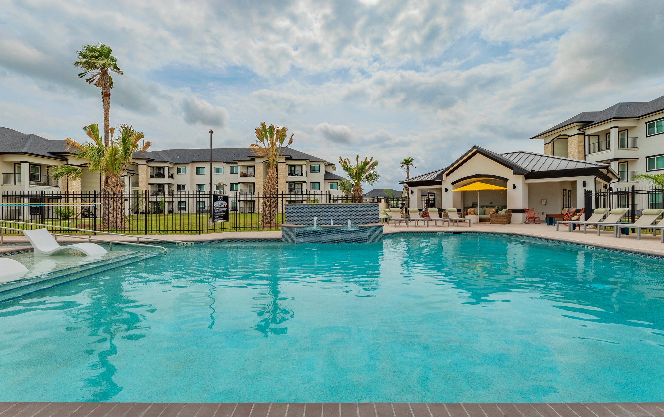 La Sienna Pool