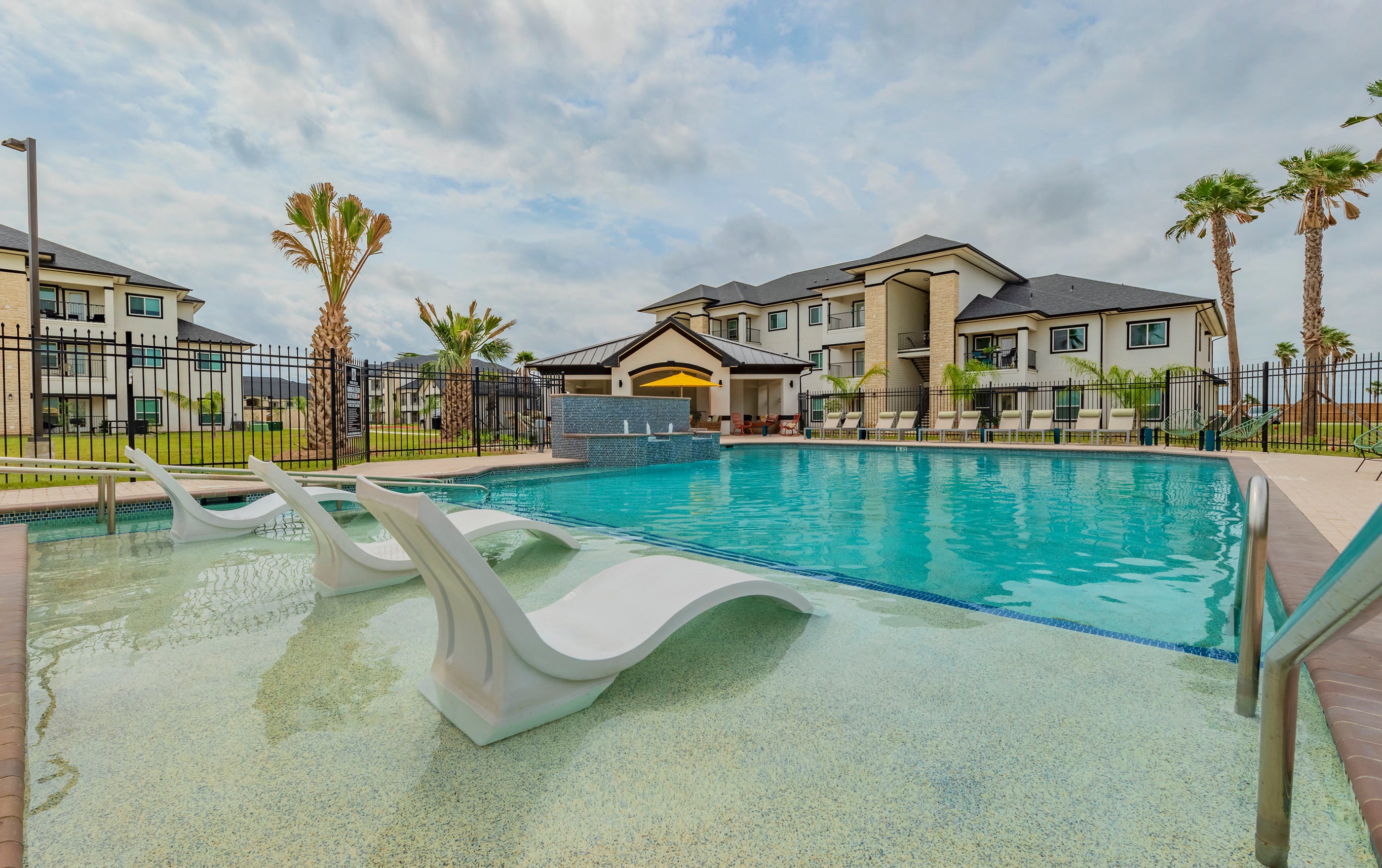 La Sienna Pool