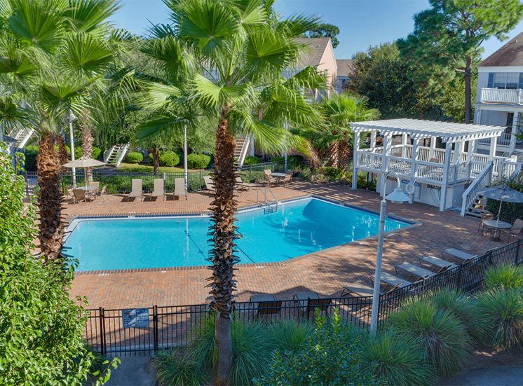 Jamestown Estates apartments swimming pool in Pensacola, Florida
