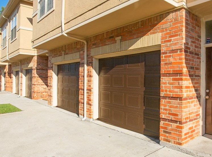 Verandah at Valley Ranch apartments with garages in Irving, Texas