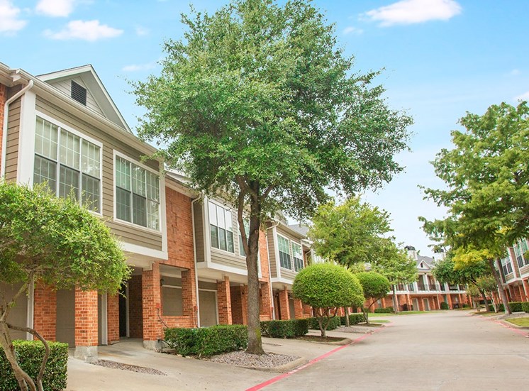 Retreat at Spring Park apartments residence buildings in Garland, TX