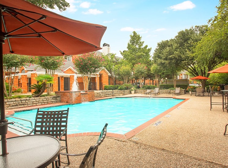 Retreat at Spring Park apartments swimming pool in Garland, TX