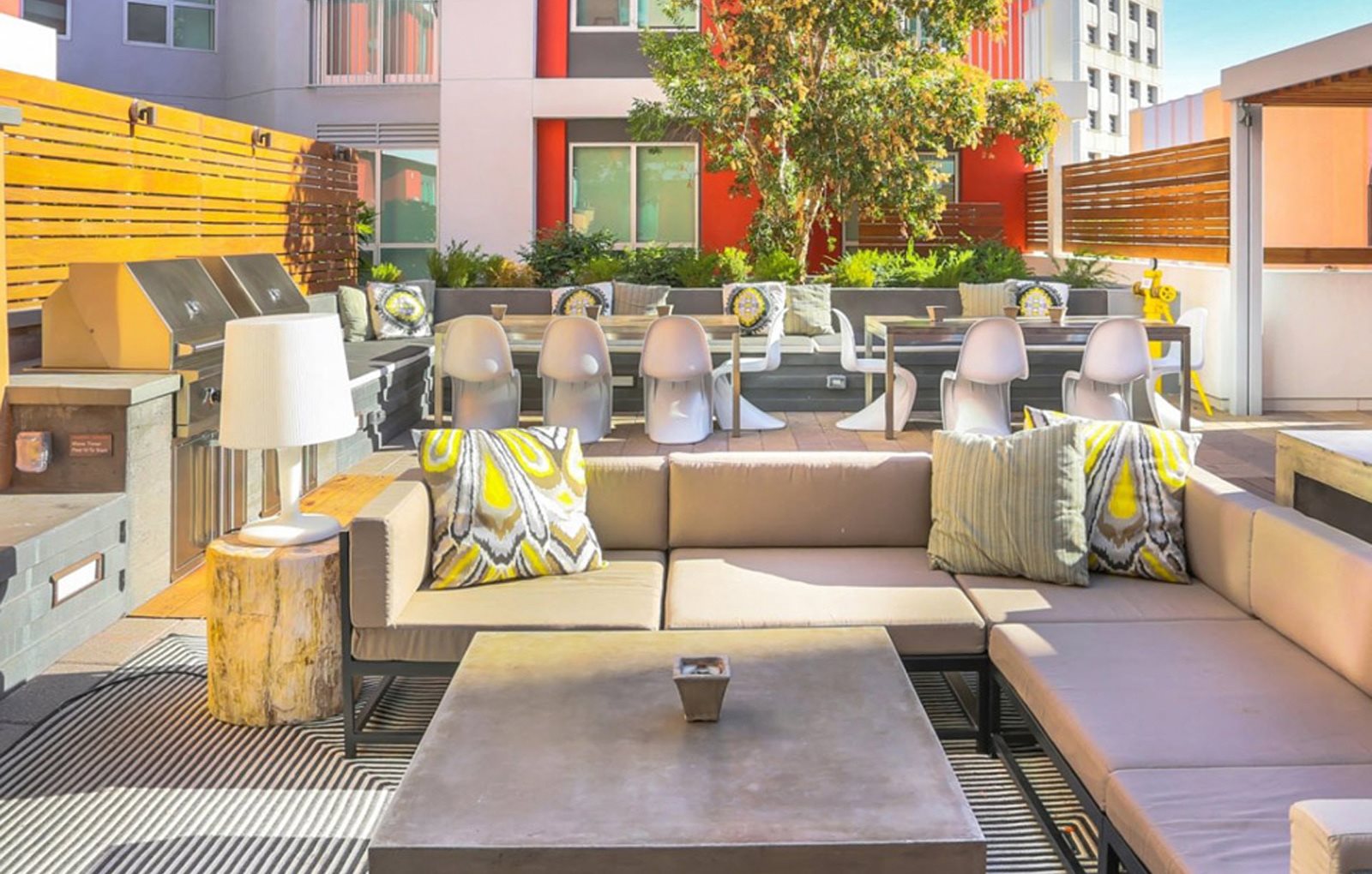 outdoor resident lounge/grill area