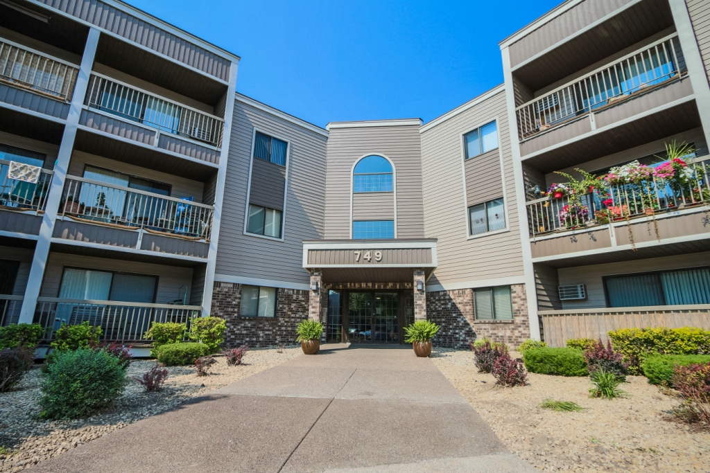 Dellwood Estates Apartments in Anoka, MN