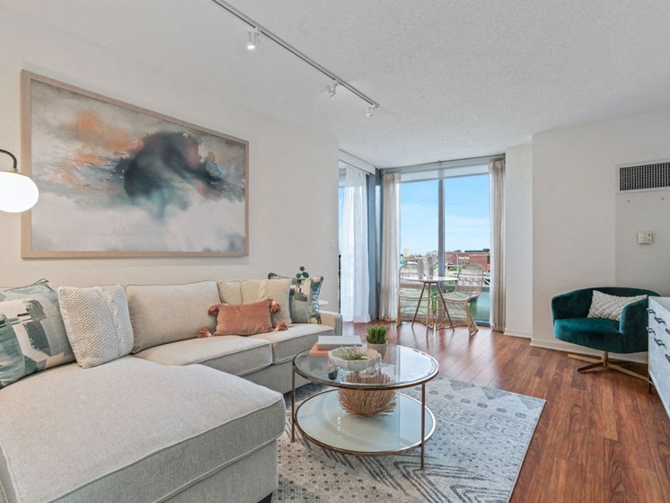 Spacious living room at Kingsbury Plaza with floor to ceiling views of River North Chicago