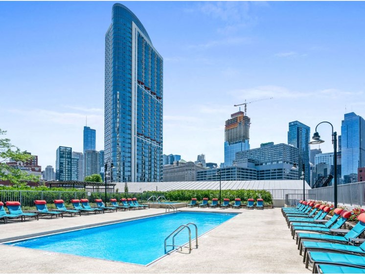 Kingsbury Plaza's outdoor pool and sundeck with views of River North Chicago
